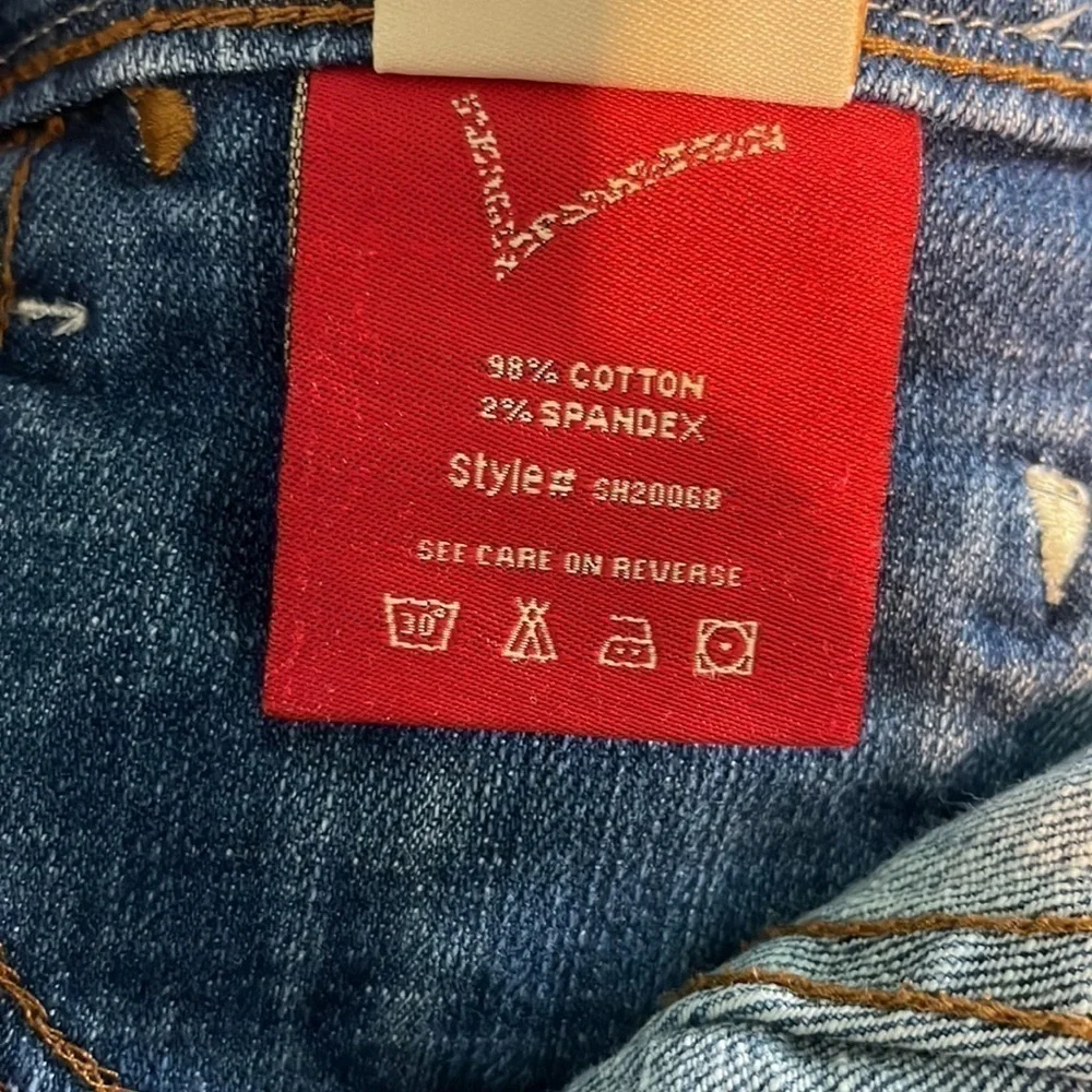 Vigoss Fiona Shorts Stretch Denim Size 26 Distressed Embroidered Hem & Pockets